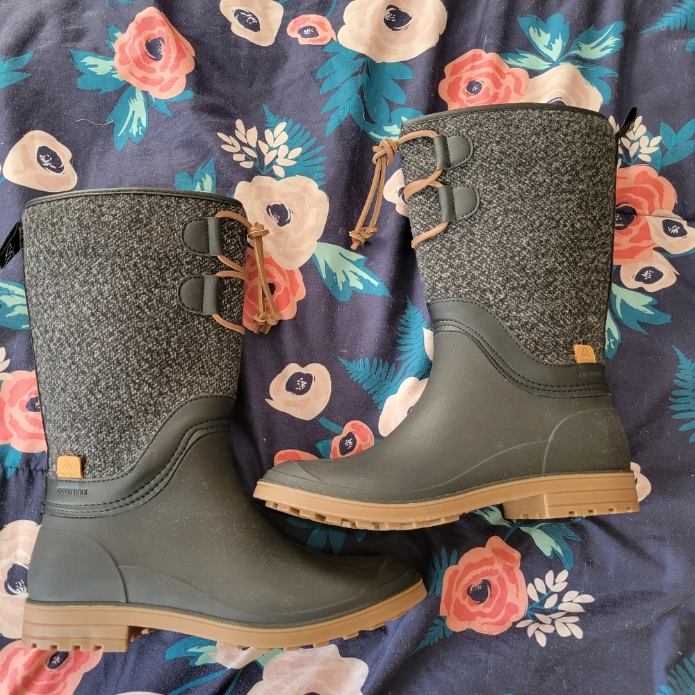 NWT Kamik snow boot